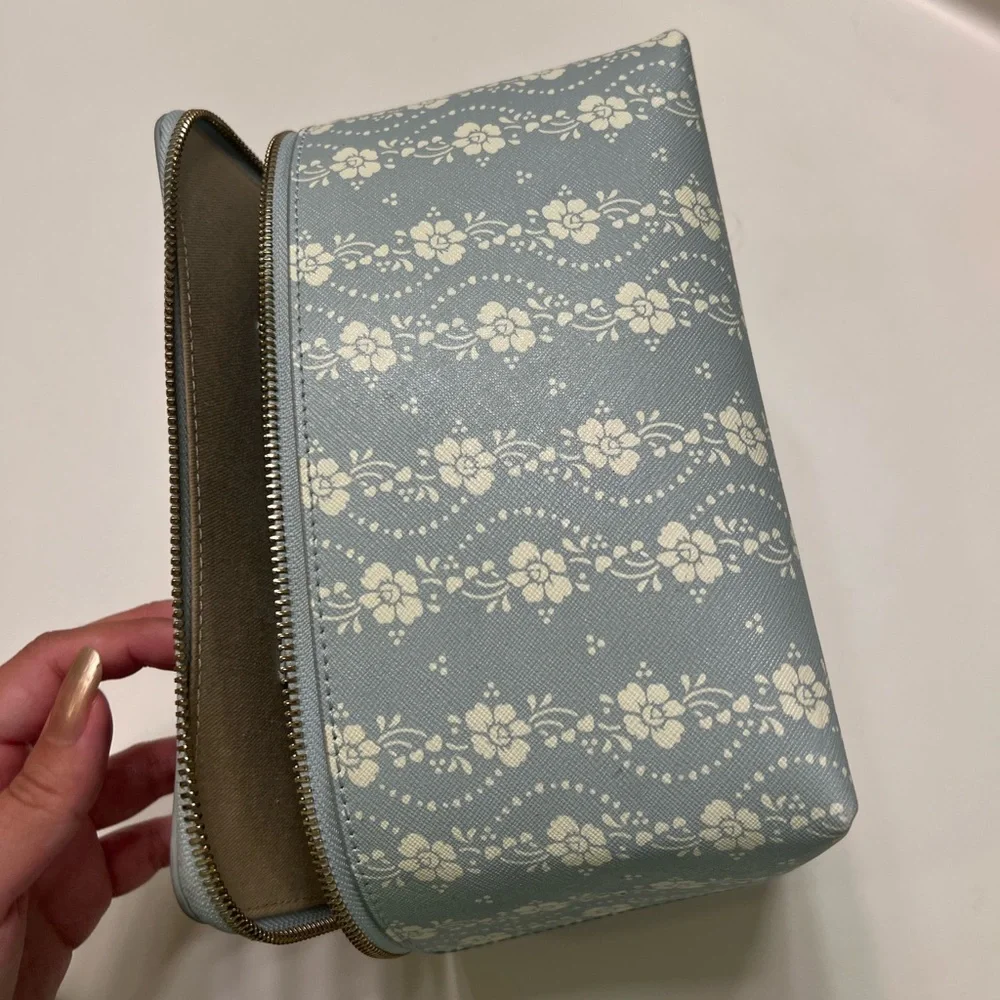 Neely and Chloe X Julia Berolzheimer Large Posy Vanity Case Blue Floral white